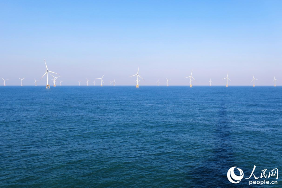福建长乐以东海域的&ldquo;海上大风车&rdquo;。人民网 李唯一摄