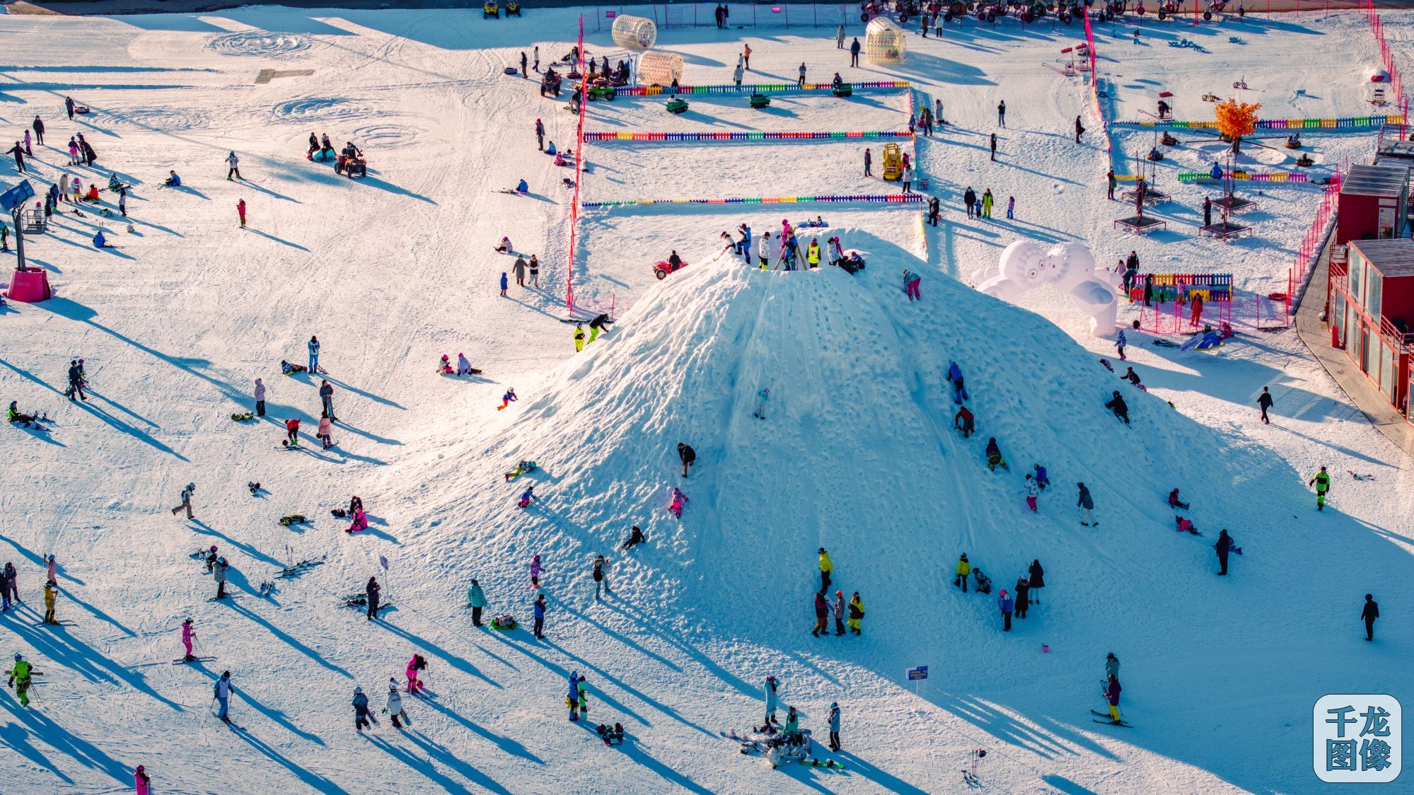 嬉雪乐园的大雪山深受小朋友喜欢