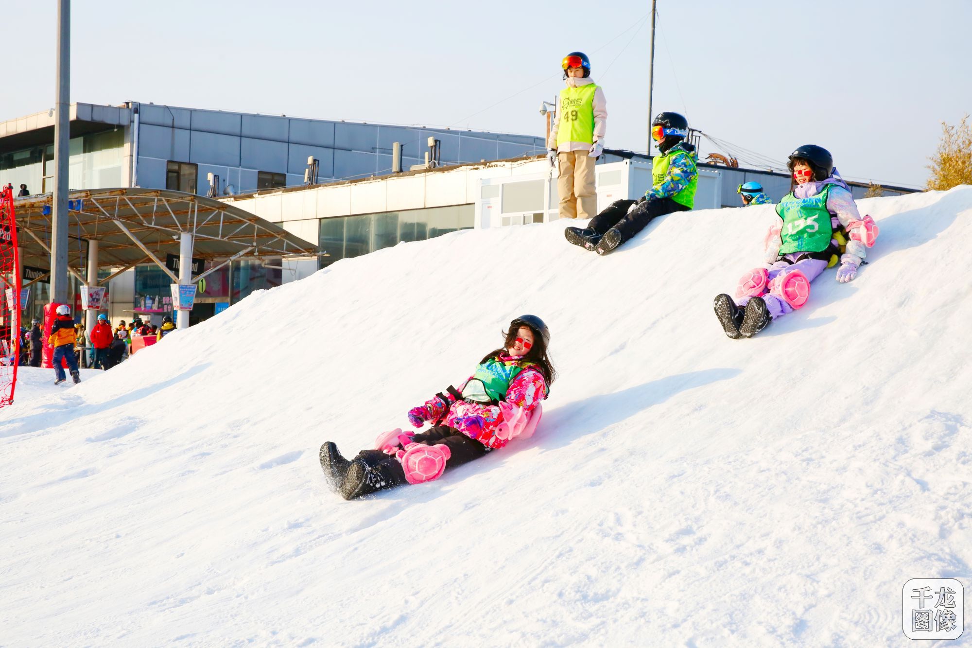 小朋友们体验滑雪乐趣