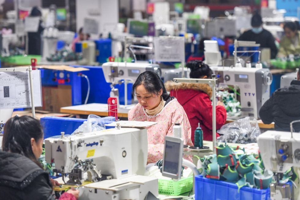 2025年2月5日，工人在湖南省永州市道县高新技术产业开发区一家运动用品企业生产线上作业。新华社发（蒋克青 摄）