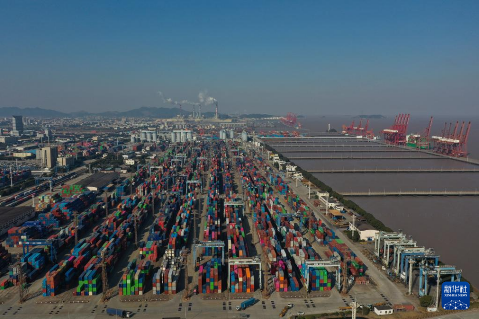 &nbsp;1月24日拍摄的宁波舟山港北仑港区集装箱码头。 新华社记者 黄宗治 摄