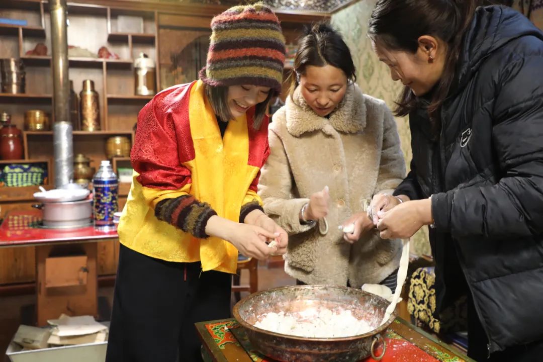 游客体验制作&ldquo;古突&rdquo;。巴桑卓嘎摄
