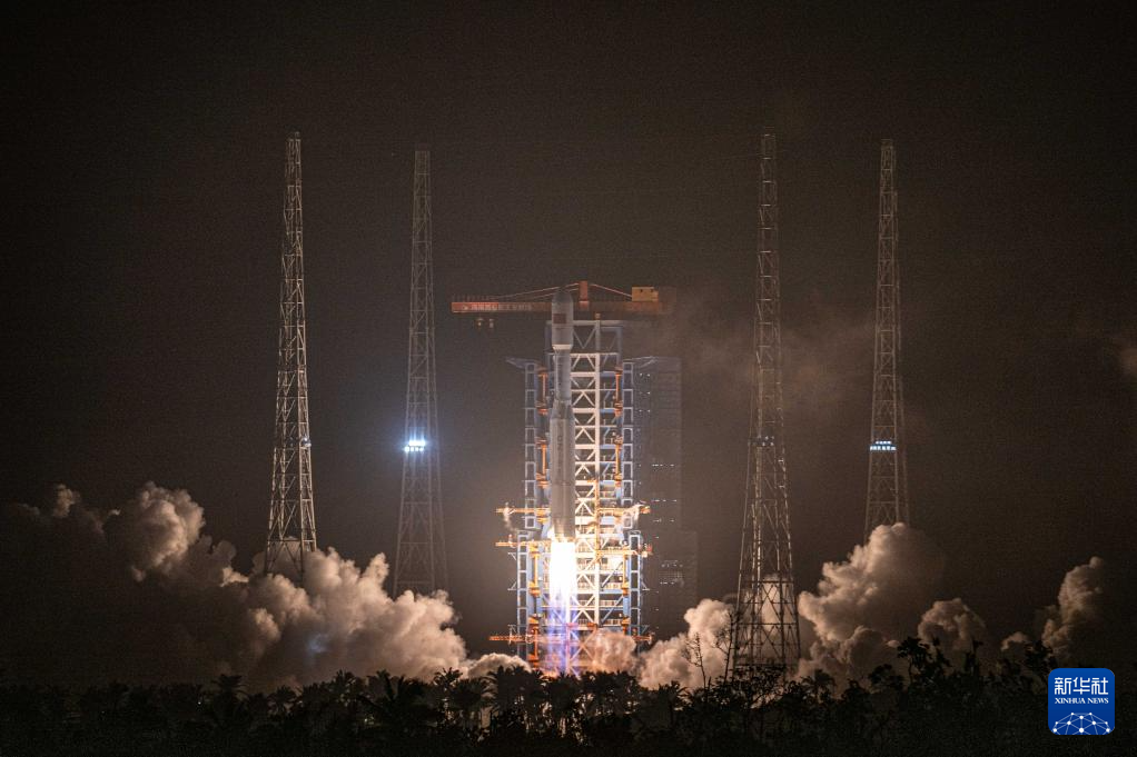 12日凌晨，长征八号遥六运载火箭以&ldquo;一箭十八星&rdquo;的方式，在海南商业航天发射场将千帆星座第五批组网卫星送入预定轨道，发射任务取得圆满成功。新华社记者 蒲晓旭 摄