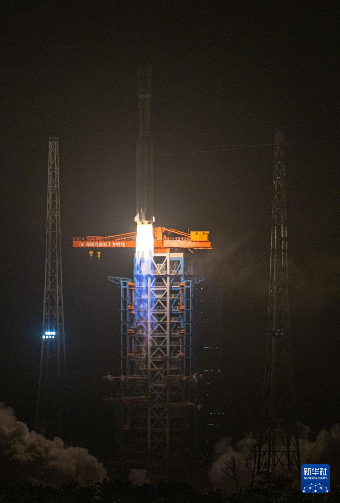 12日凌晨，海南商业航天发射场一号发射工位首次发射取得圆满成功，长征八号遥六运载火箭以&ldquo;一箭十八星&rdquo;方式，将千帆星座第五批组网卫星送入预定轨道。这标志着我国首个商业航天发射场已具备双工位发射能力。新华社记者 蒲晓旭 摄
