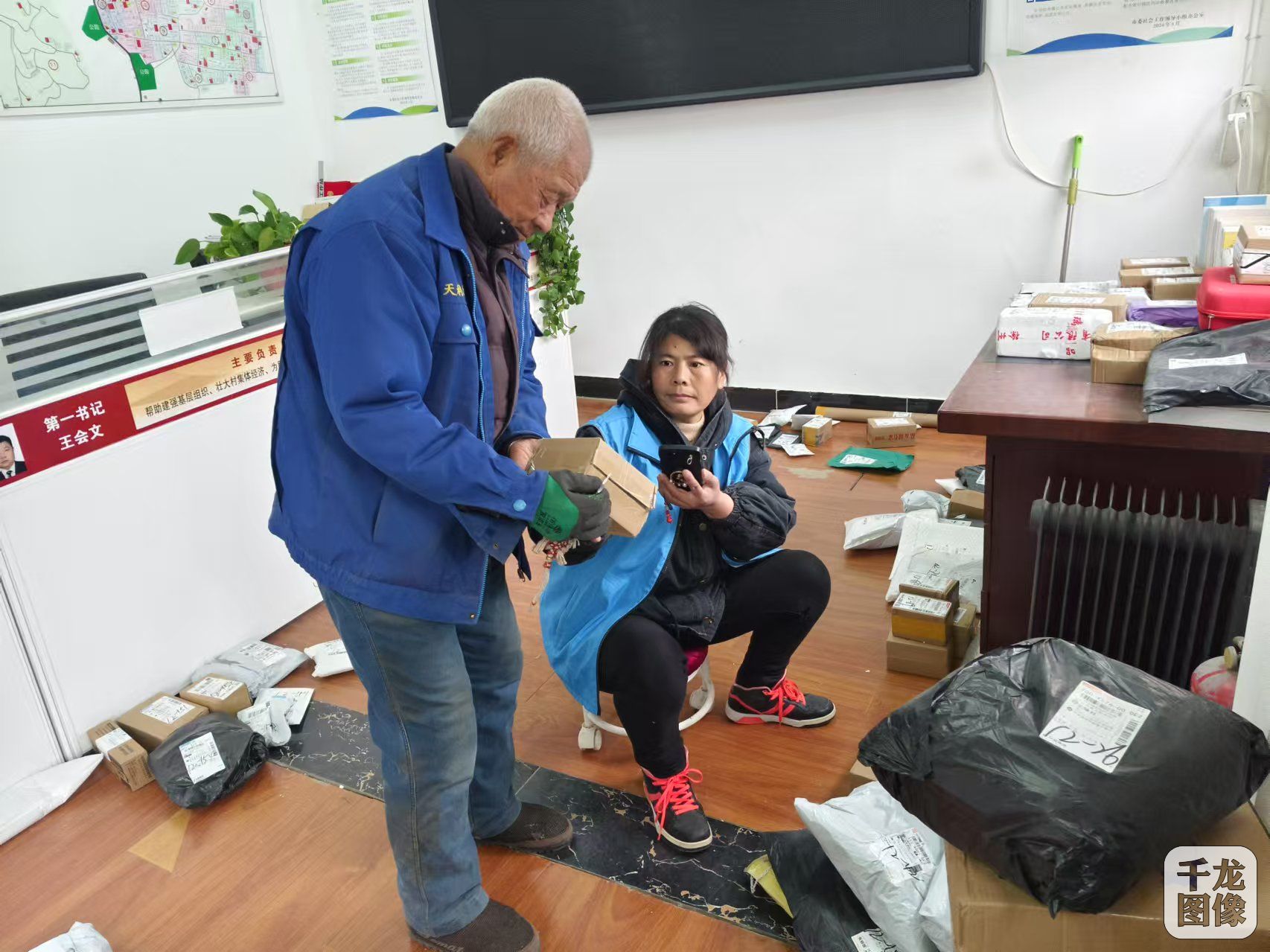 网格员帮村民存取快递