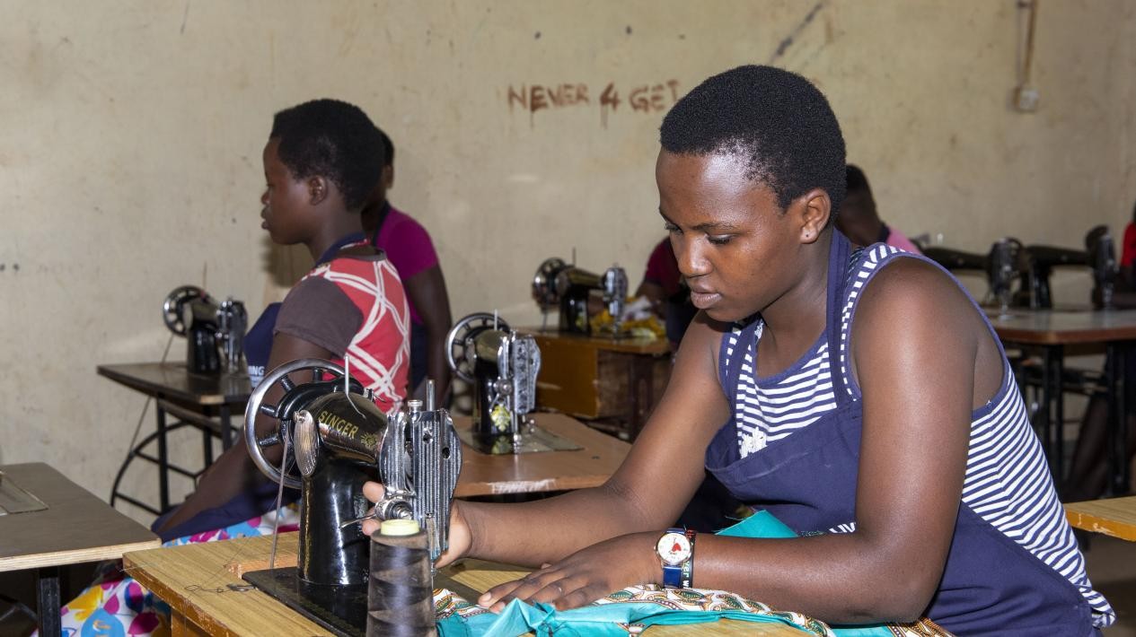 蕾切尔在接受缝纫技能培训。田雨摄