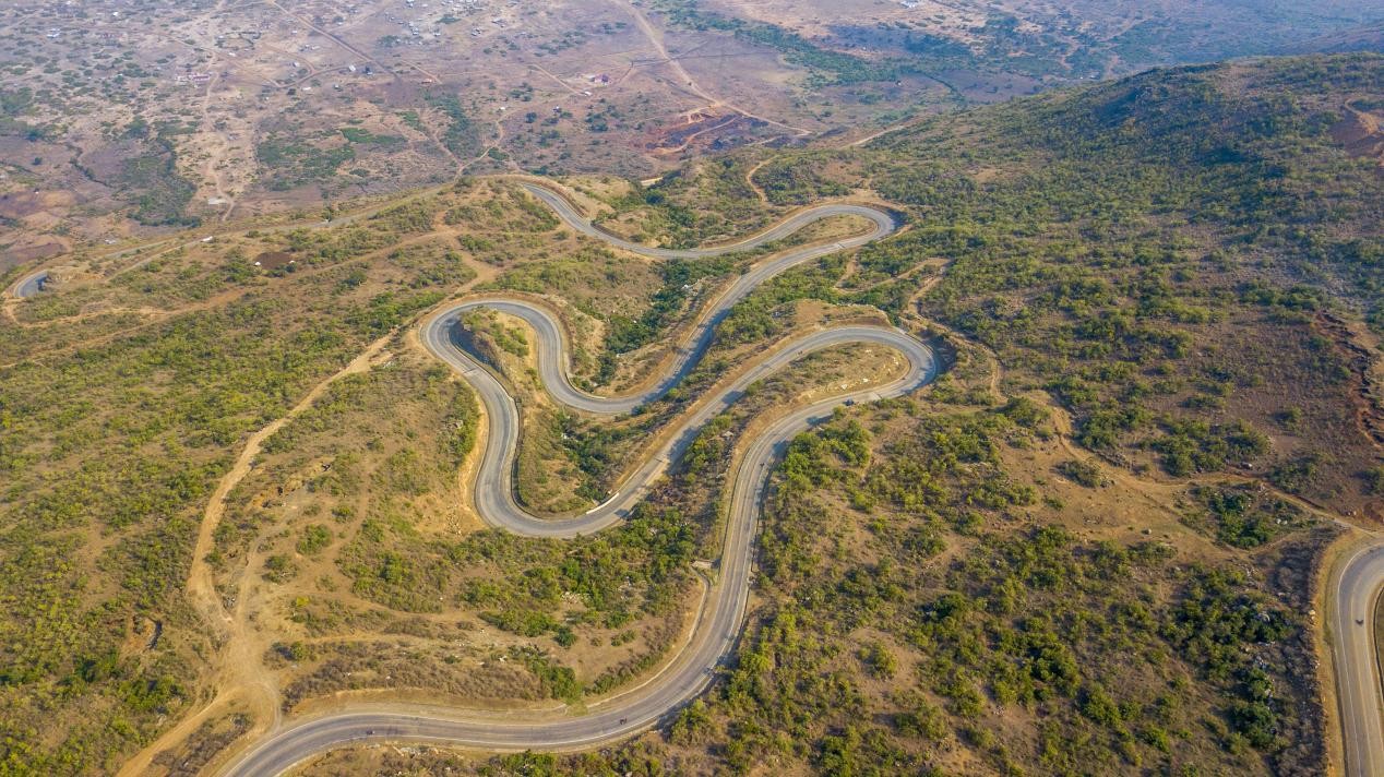 跨崖公路航拍图。田雨摄