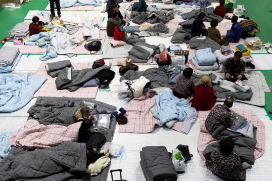 　　3月27日晚，受灾群众在韩国庆尚北道英阳郡一处避难所过夜。新华社发（全休相摄）