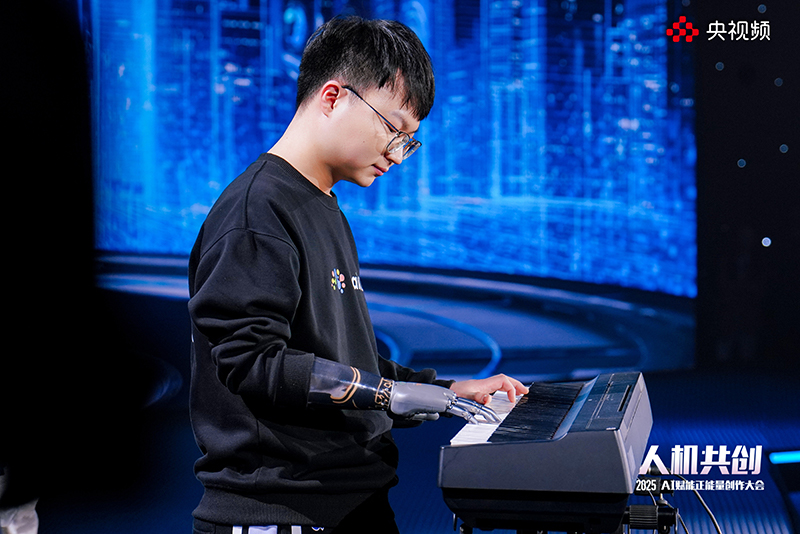 周键借助仿生手弹奏《大鱼》。人民视频供图