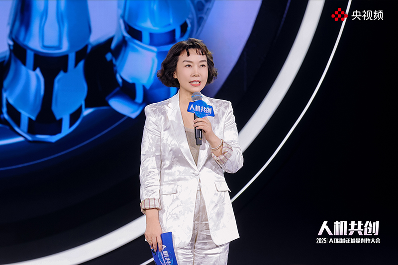 《2025中国&middot;AI盛典》制片人、总导演田梅介绍亮点。人民视频供图