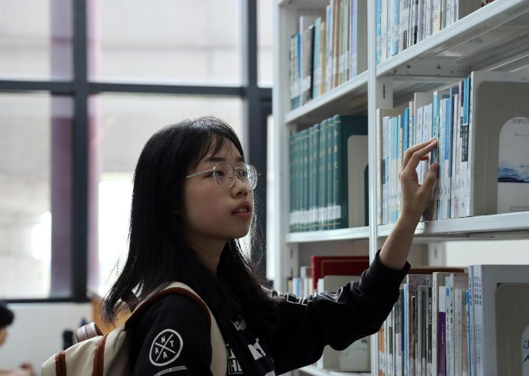 一名学生在图书馆查阅书籍。（人民日报记者 管克江 摄）