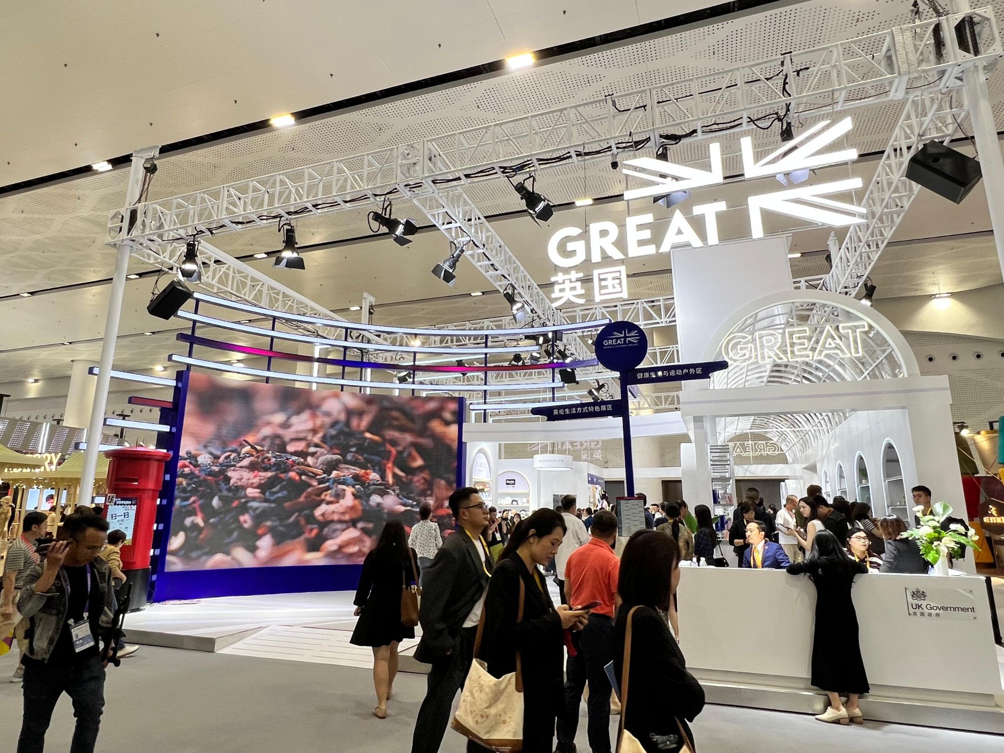 在消博会上，主宾国英国国家馆开馆。人民网记者 赵瞳摄