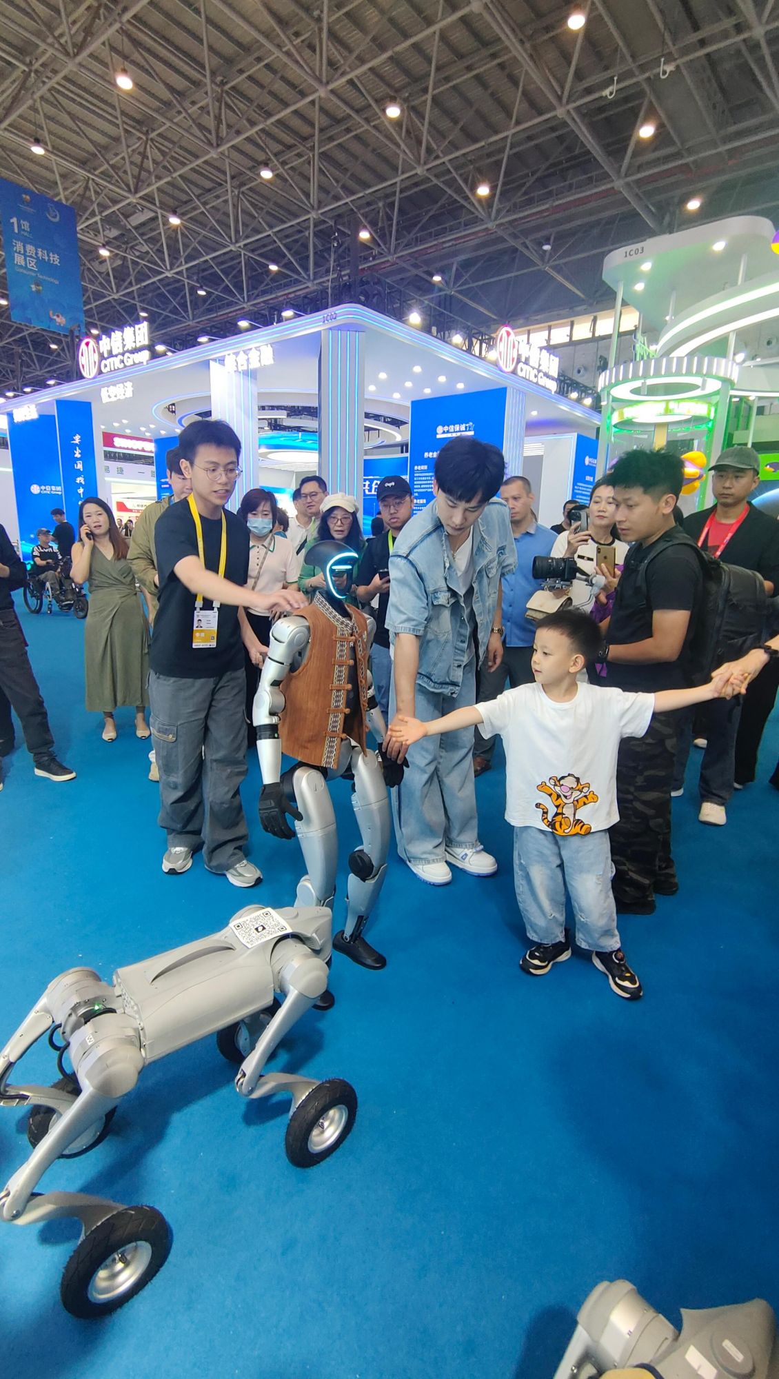 消博会现场，机器人等科技消费产品吸引观展者驻足。人民网记者 李彤摄
