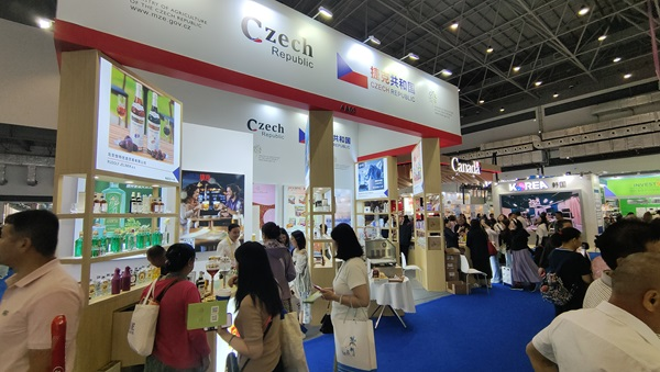 观展者在各国展台采购、咨询。人民网记者 李彤摄