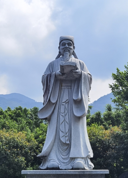 位于南平的朱熹石雕塑像。图片来源：视觉中国