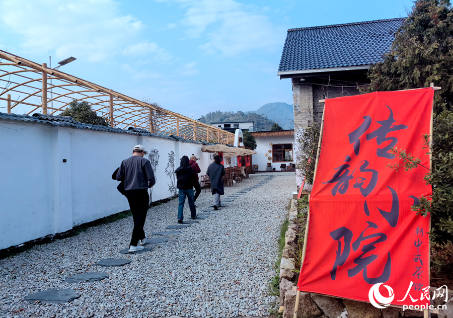 旧茶厂改造后的&ldquo;传韵小院&rdquo;新中式茶馆。人民网记者 林晓丽摄