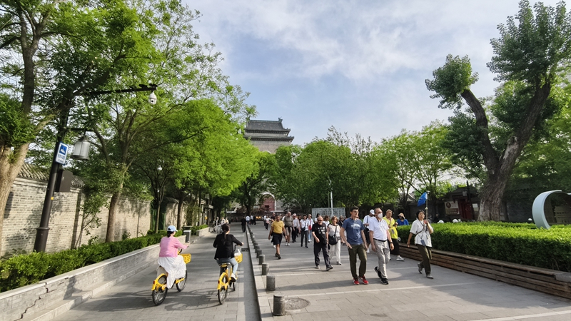 外国游客游览北京鼓楼。人民网记者 李楠桦摄 外国游客游览北京鼓楼。人民网记者 李楠桦摄