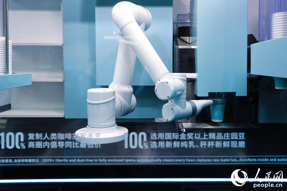机器人现磨咖啡。人民网 李唯一摄