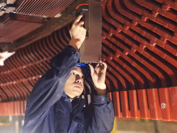 叶祥友在检修现场使用空气间隙测量装置测量检修数据。杨琼文摄