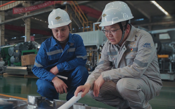 陈忆琳(右)与同事在工作中。受访者供图