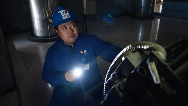 金振宇检查汽轮机中压主汽门。受访者供图