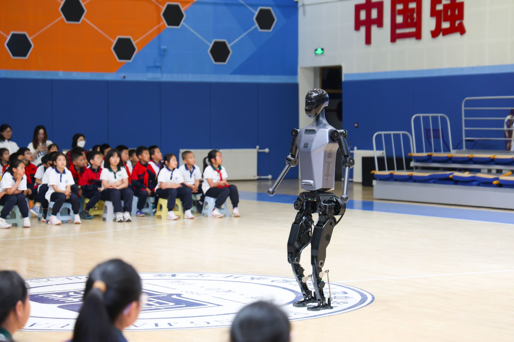 9 天工-全景、学生招手、侧面