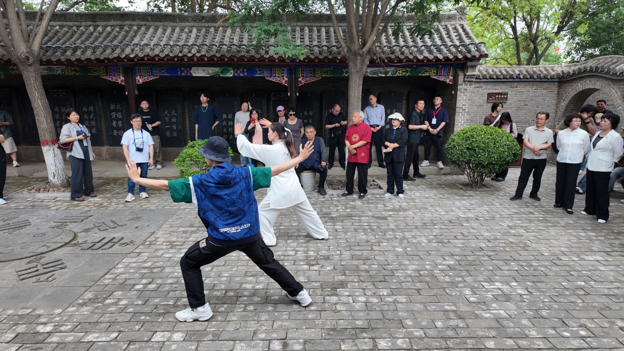 故居内学习太极拳步法
