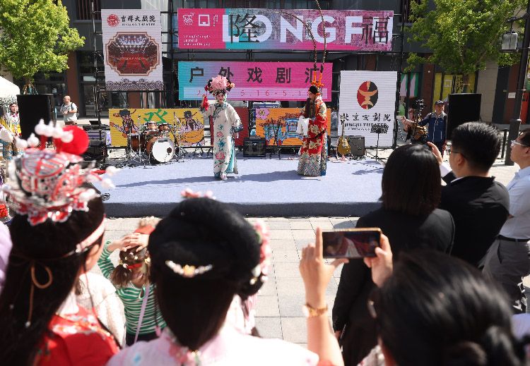 5月17日，由北京市东城区文化和旅游局与北京新隆福文化投资有限公司联合主办的“新隆福人民市场首场户外戏剧汇”拉开帷幕。活动以“戏剧为核、潮流为形、科技为翼”，紧扣“戏剧新表达 生活新体验”主题，汇聚中央戏剧学院、中国儿童艺术剧院、北京人民艺术剧院、北京儿童艺术剧院、吉祥大戏院近20家“王府井戏剧谷”成员单位，以及北京隆福寺开心麻花A99剧场、泡泡剧场、东市等品牌，通过户外戏剧展演、智能科技互动、潮流文化市集等丰富多元形式，引领市民感受“戏剧之城、处处有戏”的艺术氛围，为隆福寺街区焕新升级注入强劲动力。