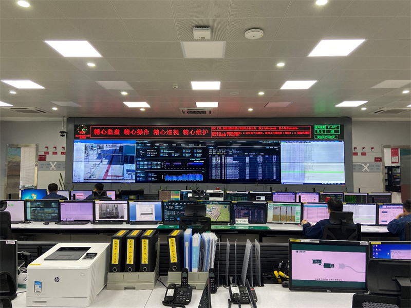 昌吉换流站中控室的员工正在工作。刘梦頔摄 昌吉换流站中控室的员工正在工作。刘梦頔摄