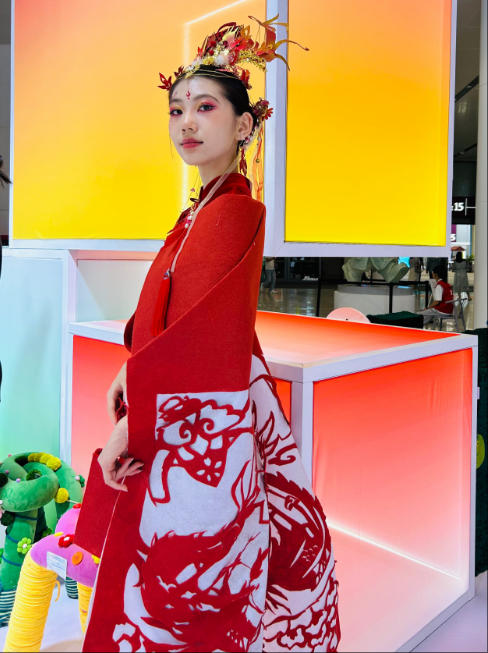 无纺布服饰设计《有凤来仪》。受访者供图