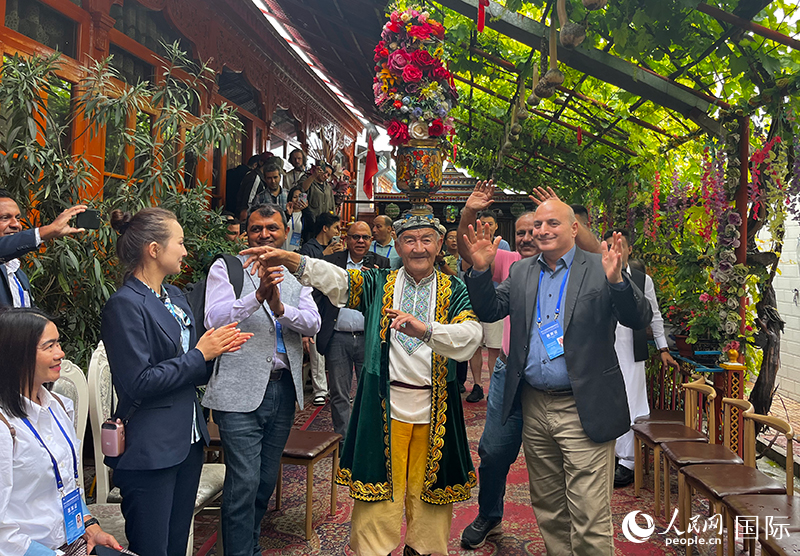 5月24日,外国媒体人在伊宁市喀赞其民俗旅游区参观体验。 人民网记者 翟转丽摄