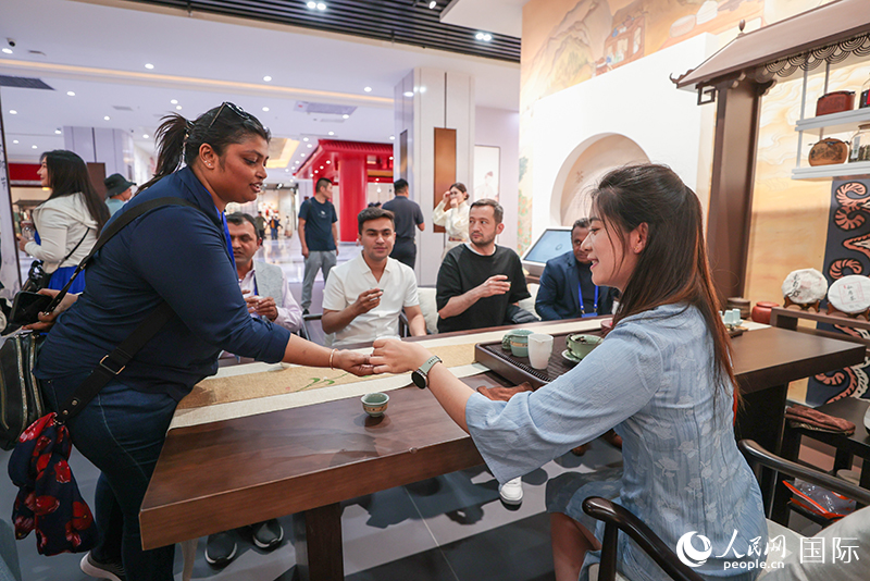 5月25日,外国媒体人在霍尔果斯国际边境合作中心中国文化馆参观。人民网记者 张武军摄