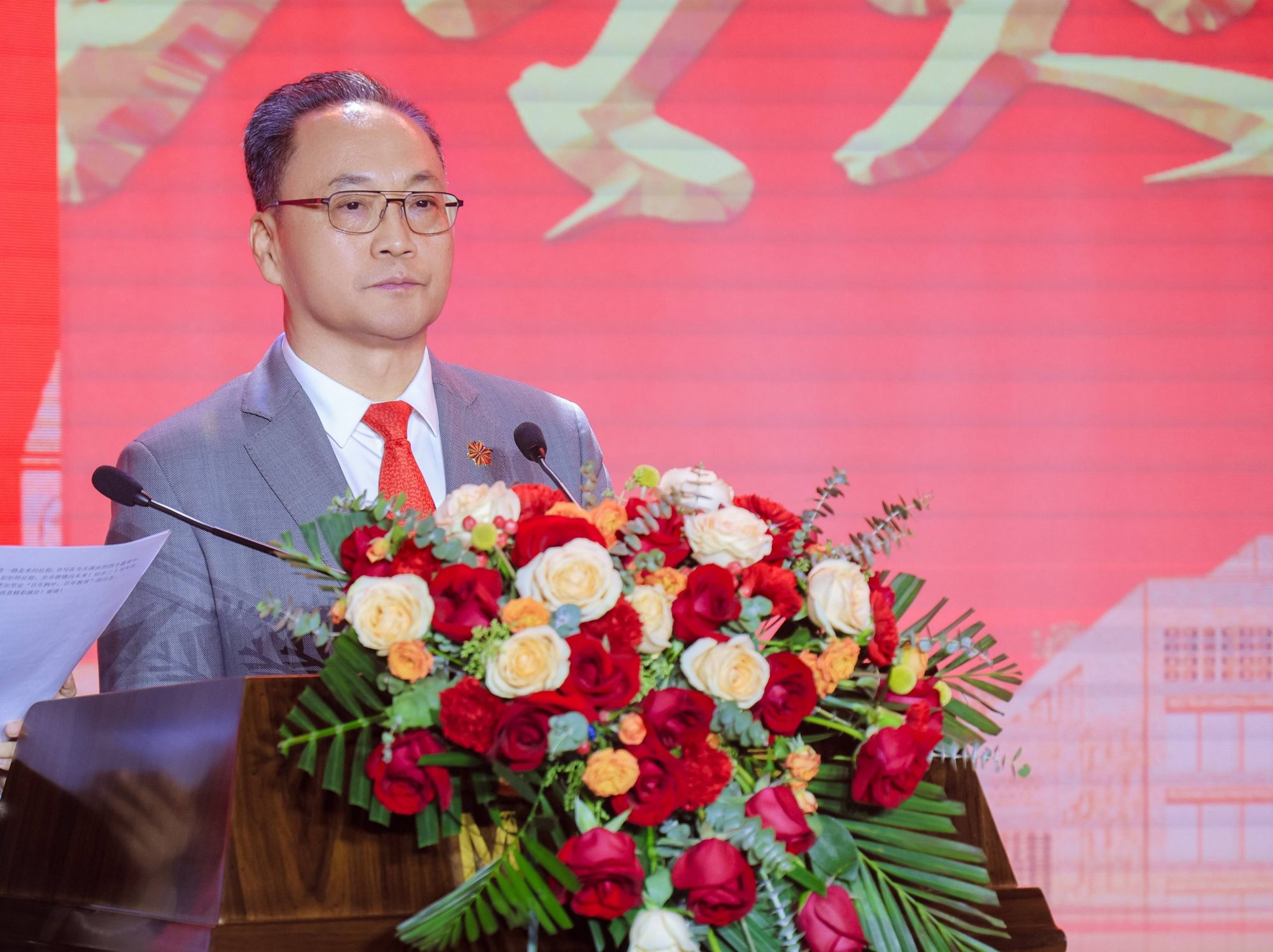 枫叶教育三十周年庆典大会暨文艺汇演盛大举行,绘就波澜壮阔发展画卷
