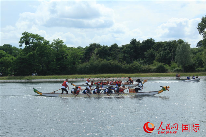 龙舟比赛现场。人民网记者 尚凯元摄