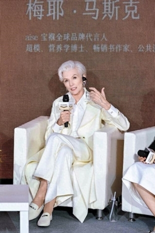 世界首富马斯克妈妈爽文大女主人生,扬言100岁再退休
