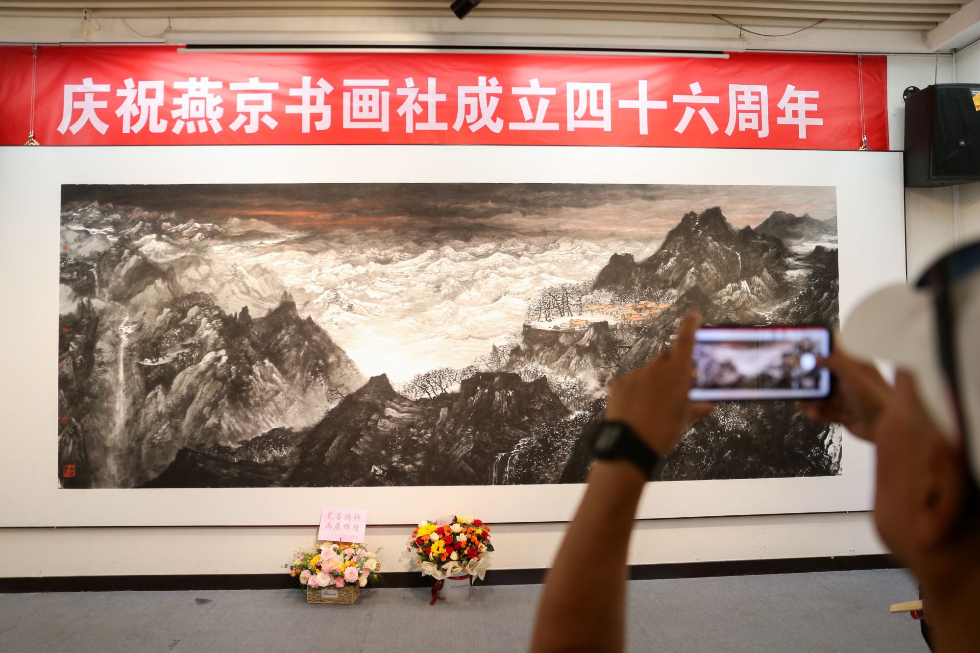 6月8日,“意在画外·赵青仲画展”在燕京书画社美术馆开幕。图为活动现场。千龙网记者 陈健男摄