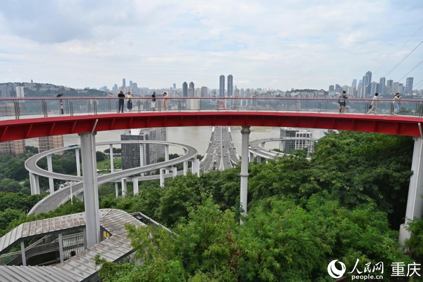 &ldquo;铜元之光&middot;天空岛&rdquo;城市阳台观光。人民网 邹乐摄