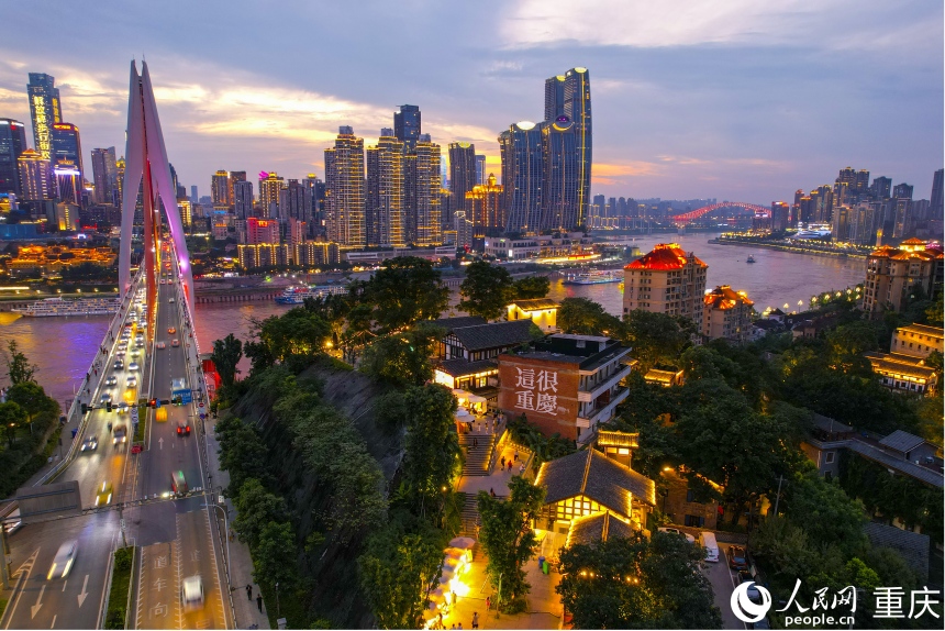 &ldquo;南滨C湾&rdquo;城市夜景。人民网 邹乐摄