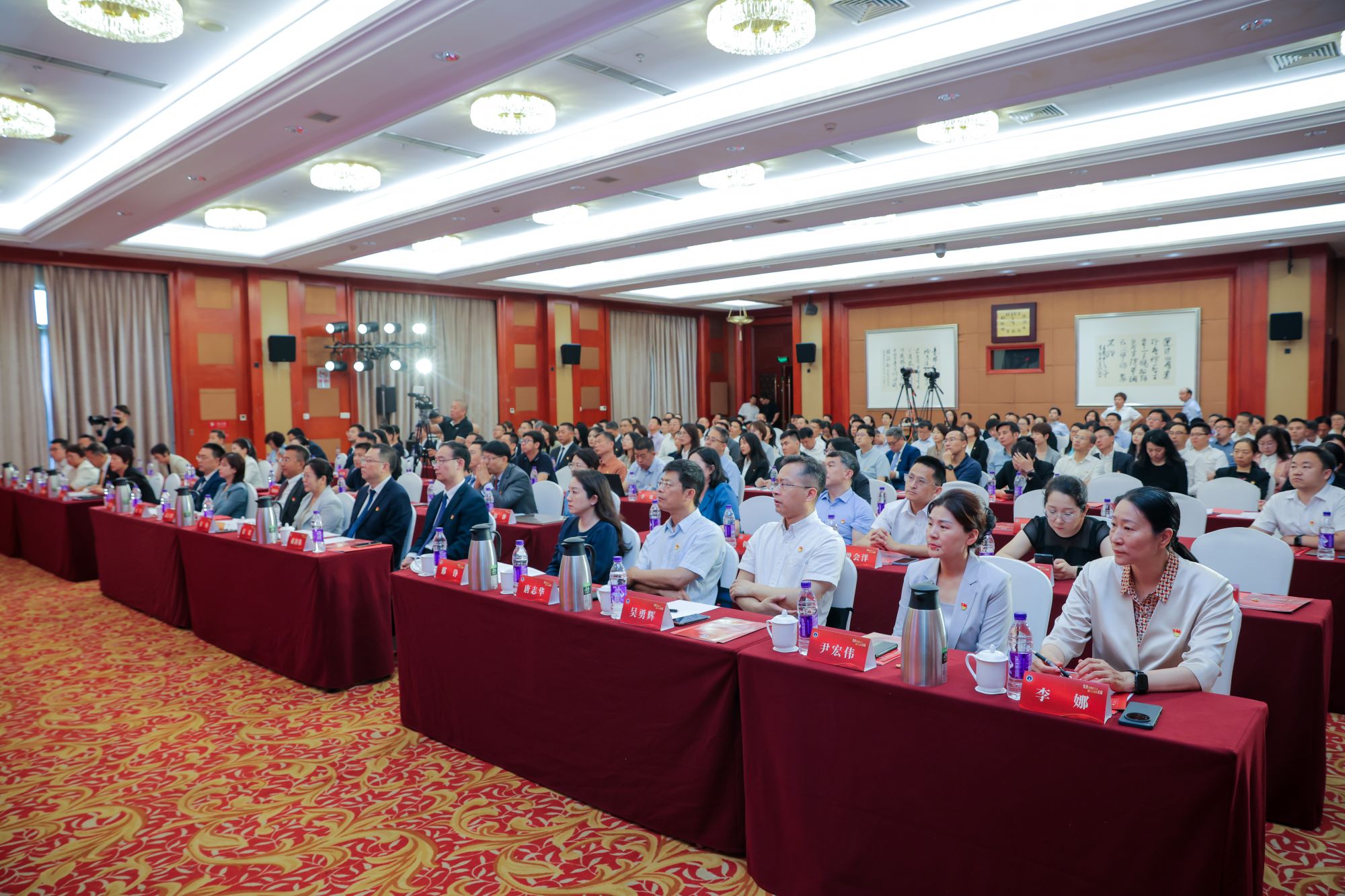 研讨环节中，6家律师事务所党组织通过专题片展播、案例分享、情景剧等形式，展示党建与业务融合实践经验。君合所党委分享涉外法律服务与公益项目经验，论法律所党支部介绍党建引领队伍建设路径，兰台所党委阐释 “四四模式” 制度创新，中联所党支部讲述律所转型发展历程，慧海天合所党支部以情景剧呈现20年公益普法实践，品臻所联合党支部分享破解 “联而不合” 难题的经验。