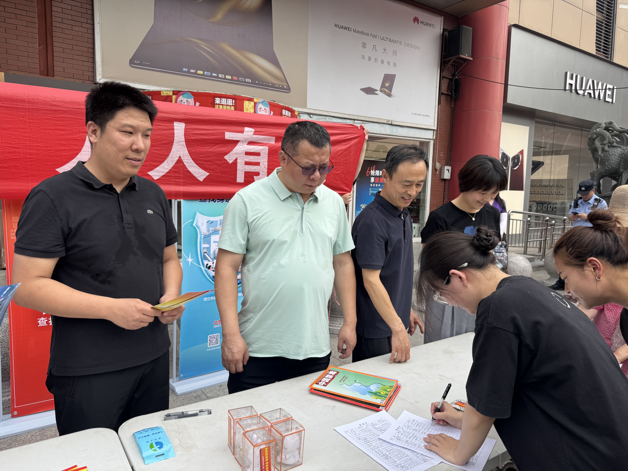 据花园路街道相关负责人表示，将持续深化禁毒与反电诈宣传，推动活动进社区、进校园、进企业，加强涉毒人员帮扶，联合公安机关构筑 “无毒无诈” 社区防线。