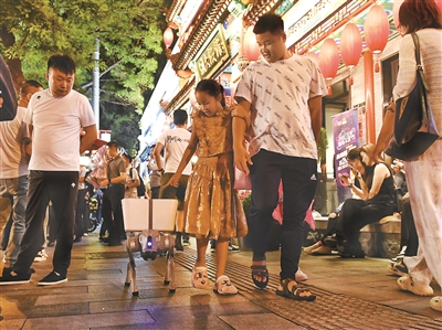 机器狗为 簋街食客发零食 摄影/本报记者 付丁