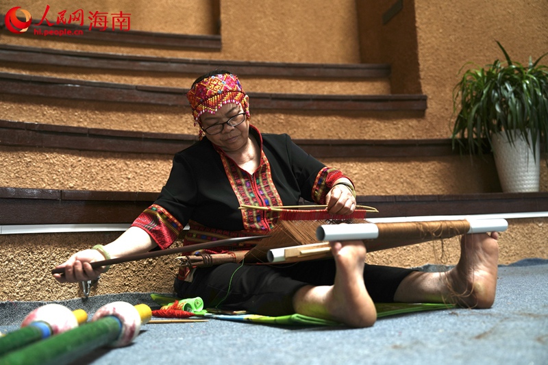 毛纳村的黎族妇女在织黎锦。人民网记者 符武平摄