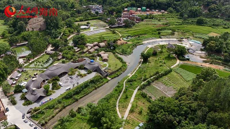 俯瞰毛纳村。人民网记者 符武平摄