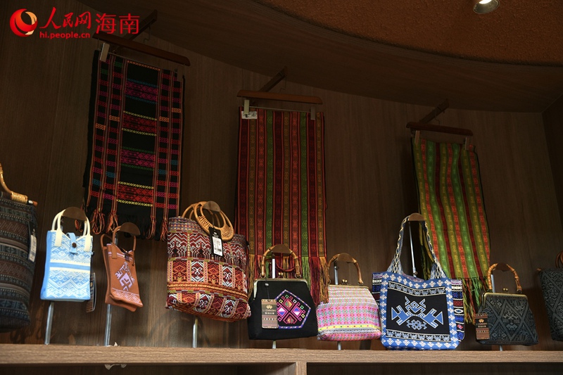 毛纳村琳琅满目的文创产品。人民网记者 符武平摄