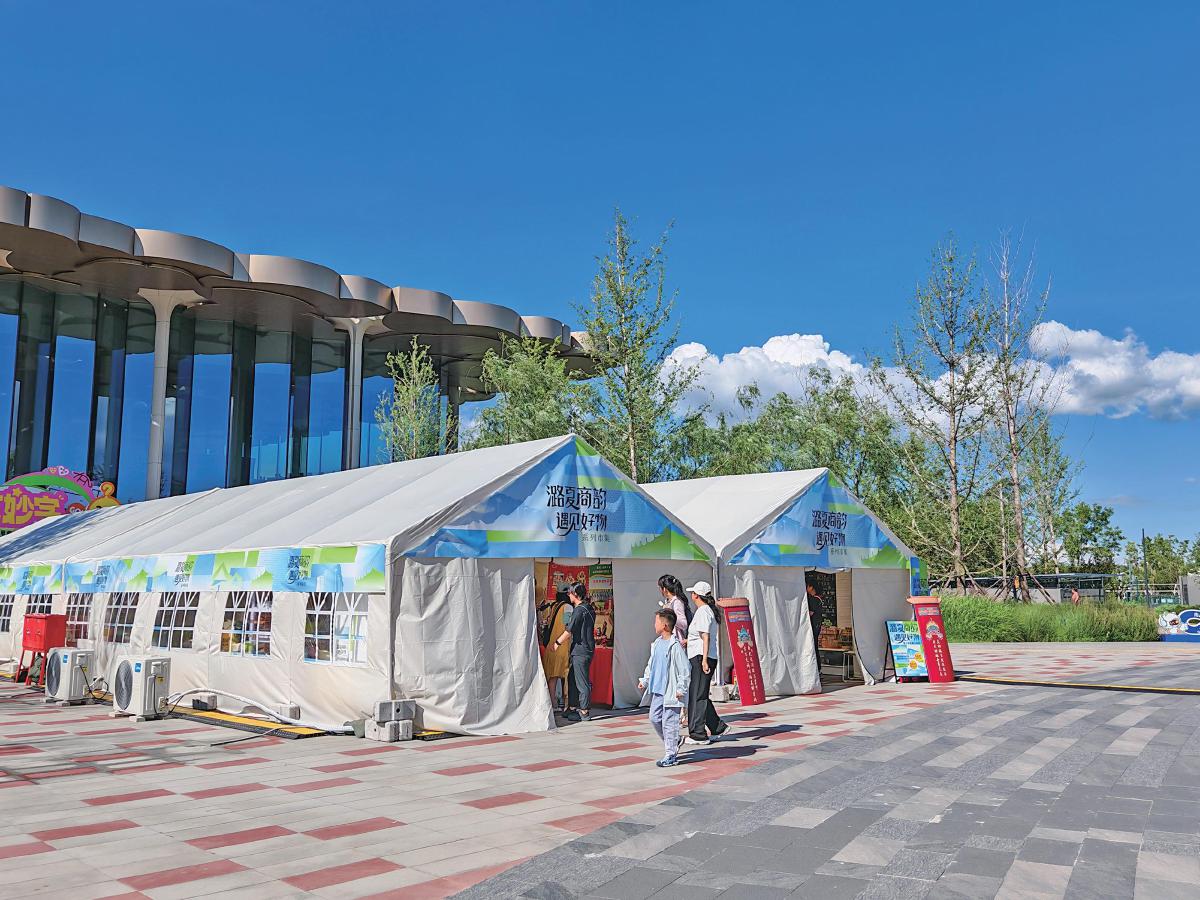 7月5日，“潞夏商韵・遇见好物”系列市集正式迎客。　本版图片/新京报记者　张璐　摄