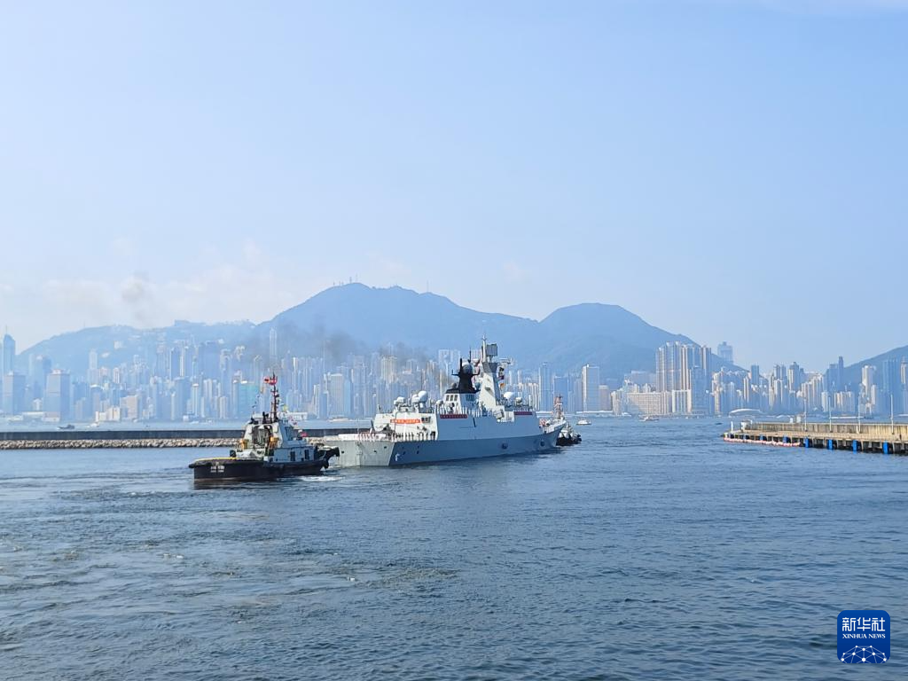 7月7日,运城舰离开昂船洲军营码头。新华社发(冯丽 摄)