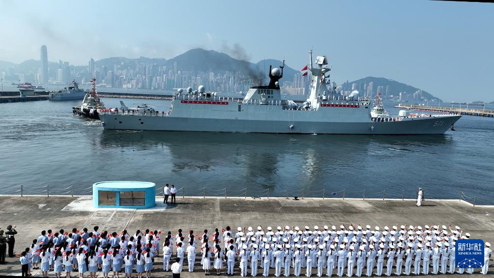 7月7日,运城舰起锚离开昂船洲军营码头。新华社发(贾晓鹏 摄)