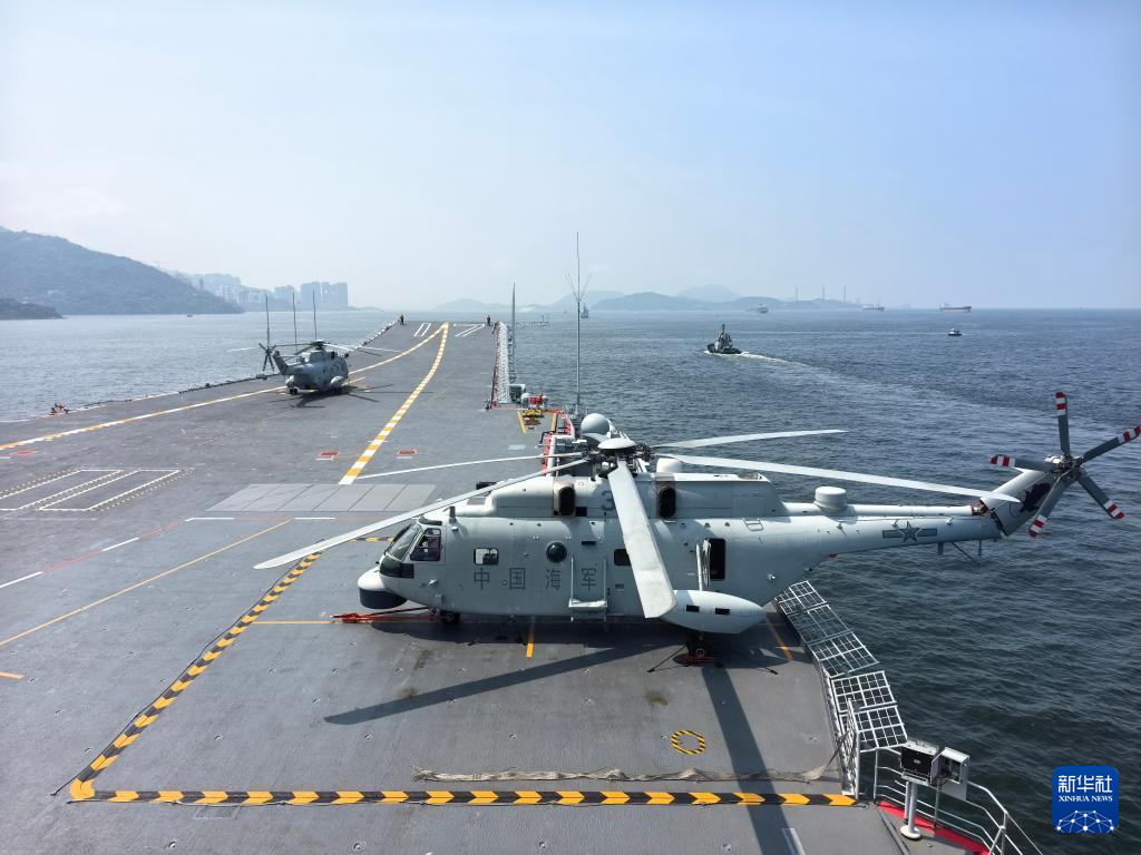 7月7日,锚泊在维多利亚港西锚地的山东舰起锚返航。新华社记者 黎云 摄