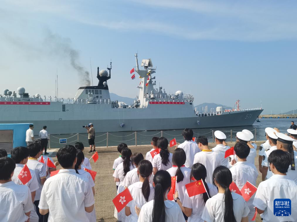 7月7日,运城舰离开昂船洲军营码头,驻香港部队官兵和香港学生代表在码头送行。新华社发(李唐 摄)