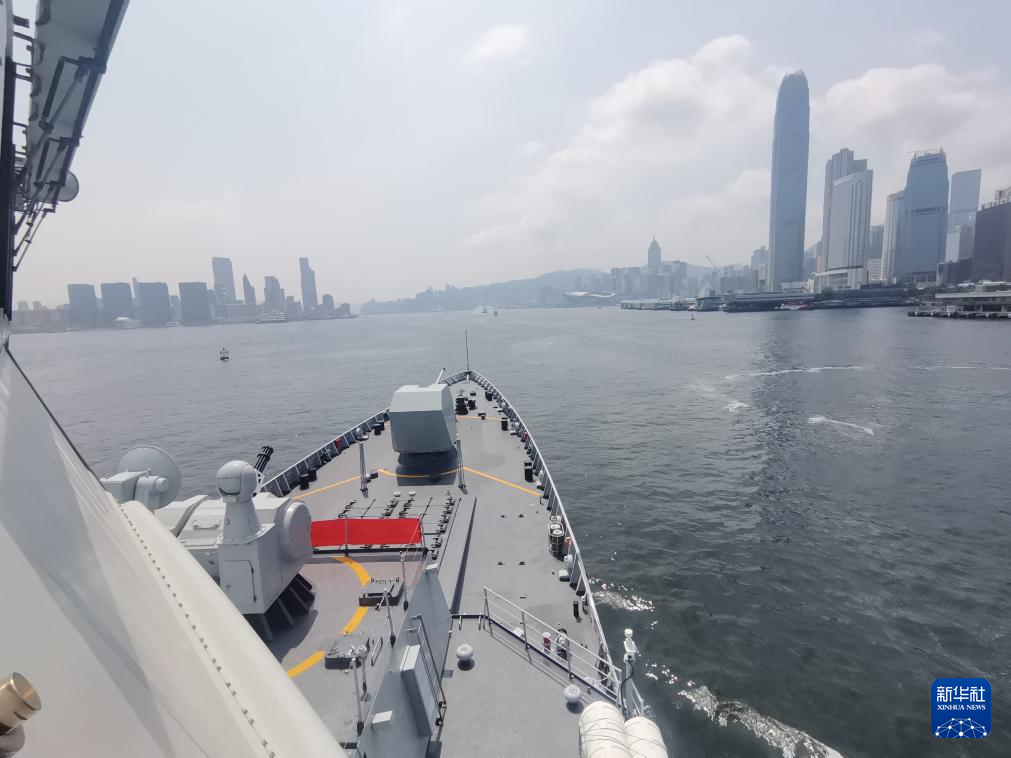 7月7日,湛江舰驶离维多利亚港。新华社发(李唐 摄)